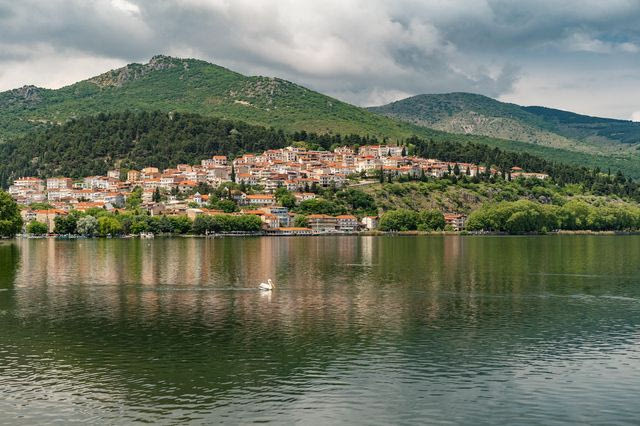 “Η Καστοριά είναι κούκλα”: 72 ώρες στην πόλη και τα πέριξ