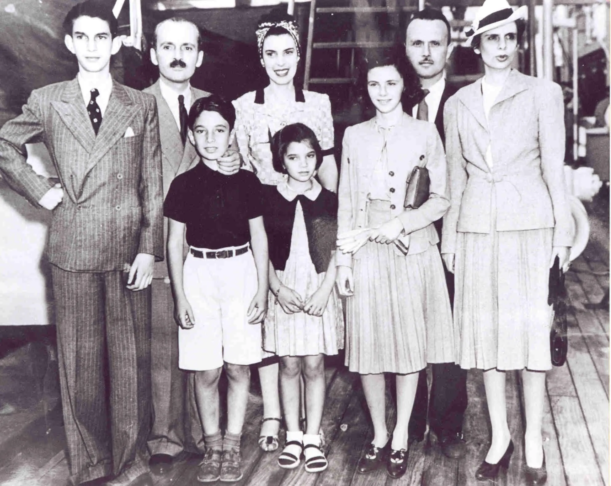 Οι γιοι του Βενιζέλου, Κυριάκος και Σοφοκλής, με τις οικογένειές τους. Αριστερά ο νεαρός Ελευθέριος.