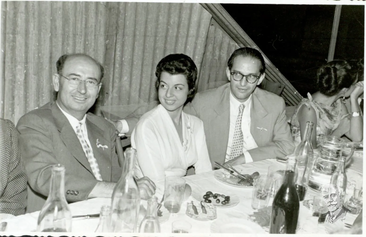 Ο Ελευθέριος και η σύζυγός του, Λίλη, με τον Ευτύχιο Νικολιουδάκη σε τραπέζι βάπτισης στα Χανιά (1957).