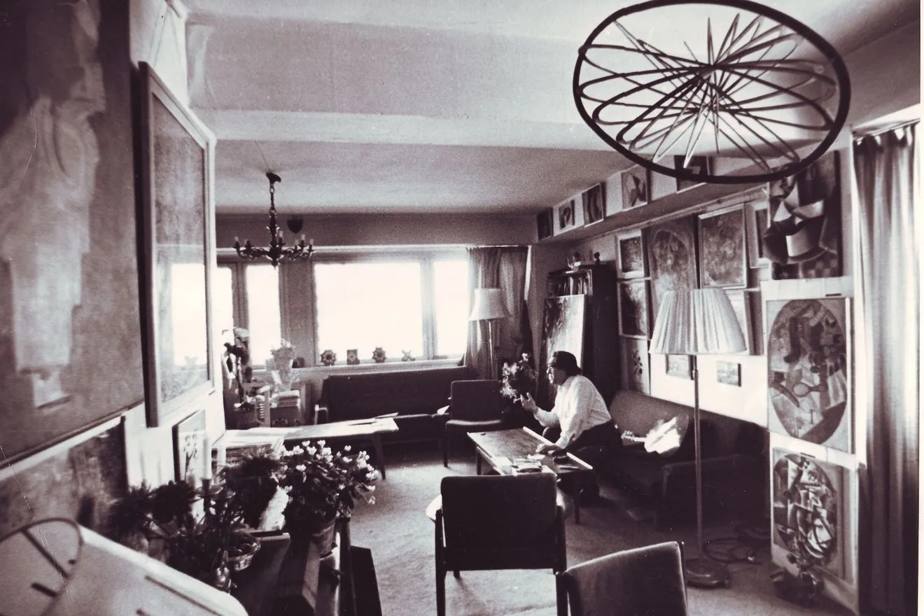 Ο συλλέκτης Γιώργος Κωστάκης στο διαμέρισμά του στην λεωφόρο Βερνάτσκι. Φωτογράφος: Igor Palmin. Μόσχα, μέσα δεκαετίας 1970.