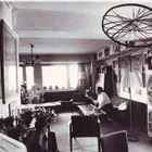 Ο συλλέκτης Γιώργος Κωστάκης στο διαμέρισμά του στην λεωφόρο Βερνάτσκι. Φωτογράφος: Igor Palmin. Μόσχα, μέσα δεκαετίας 1970.