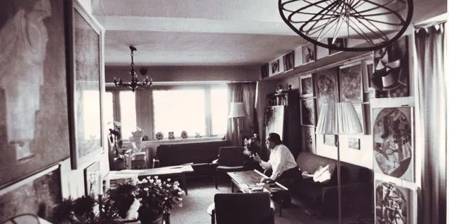 Ο συλλέκτης Γιώργος Κωστάκης στο διαμέρισμά του στην λεωφόρο Βερνάτσκι. Φωτογράφος: Igor Palmin. Μόσχα, μέσα δεκαετίας 1970.