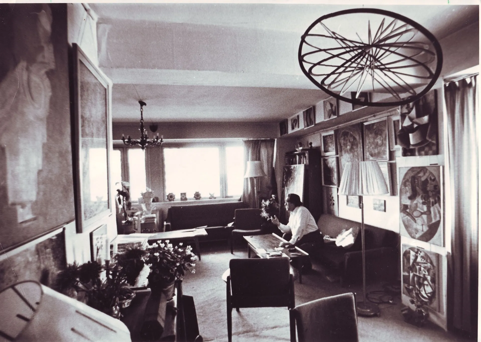 Ο συλλέκτης Γιώργος Κωστάκης στο διαμέρισμά του στην λεωφόρο Βερνάτσκι. Φωτογράφος: Igor Palmin. Μόσχα, μέσα δεκαετίας 1970.