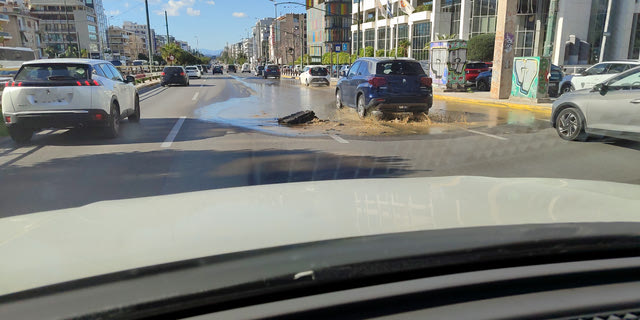 Άνοιξε τρύπα στο οδόστρωμα της Συγγρού