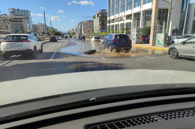 Άνοιξε τρύπα στο οδόστρωμα στη Συγγρού – Φωτογραφίες