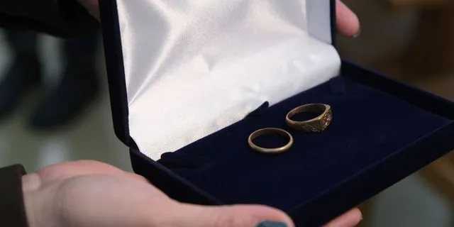 Πήρε τη βέρα του πατέρα του, που ήταν σε στρατόπεδο καταναγκαστικής εργασίας, 83 χρόνια μετά