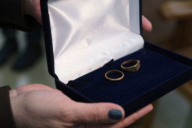 Πήρε τη βέρα του πατέρα του, που ήταν σε στρατόπεδο καταναγκαστικής εργασίας, 83 χρόνια μετά