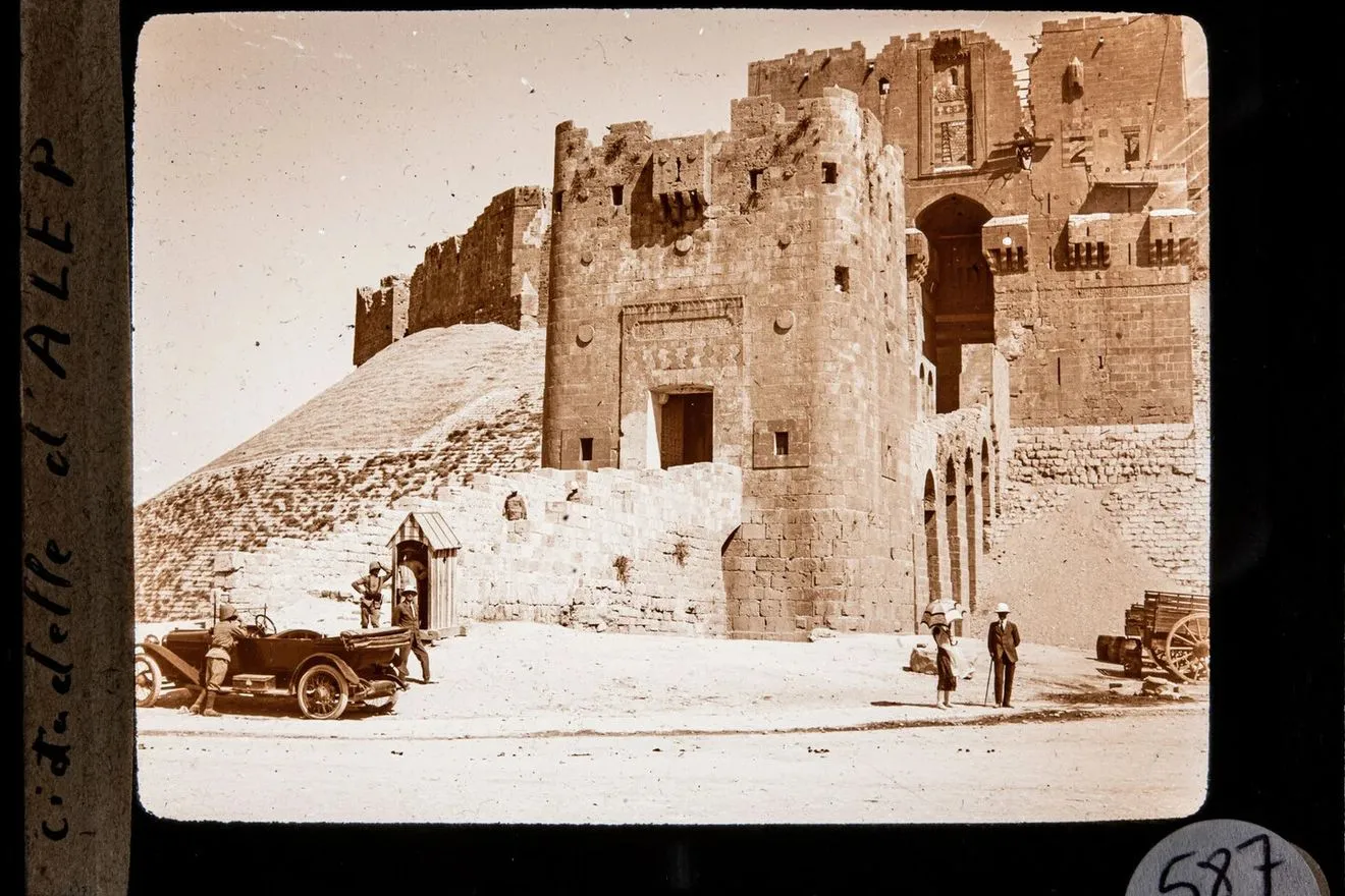 Χαλέπι, Συρία. Το ζεύγος Περτντριζέ μπροστά από το φρούριο