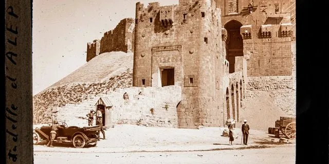 Χαλέπι, Συρία. Το ζεύγος Περτντριζέ μπροστά από το φρούριο