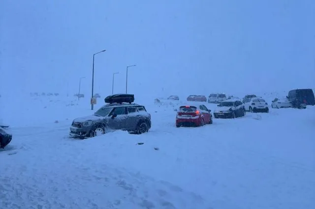 Δράμα: Απεγκλώβισαν σχεδόν 100 άτομα από το χιονοδρομικό κέντρο Φαλακρού