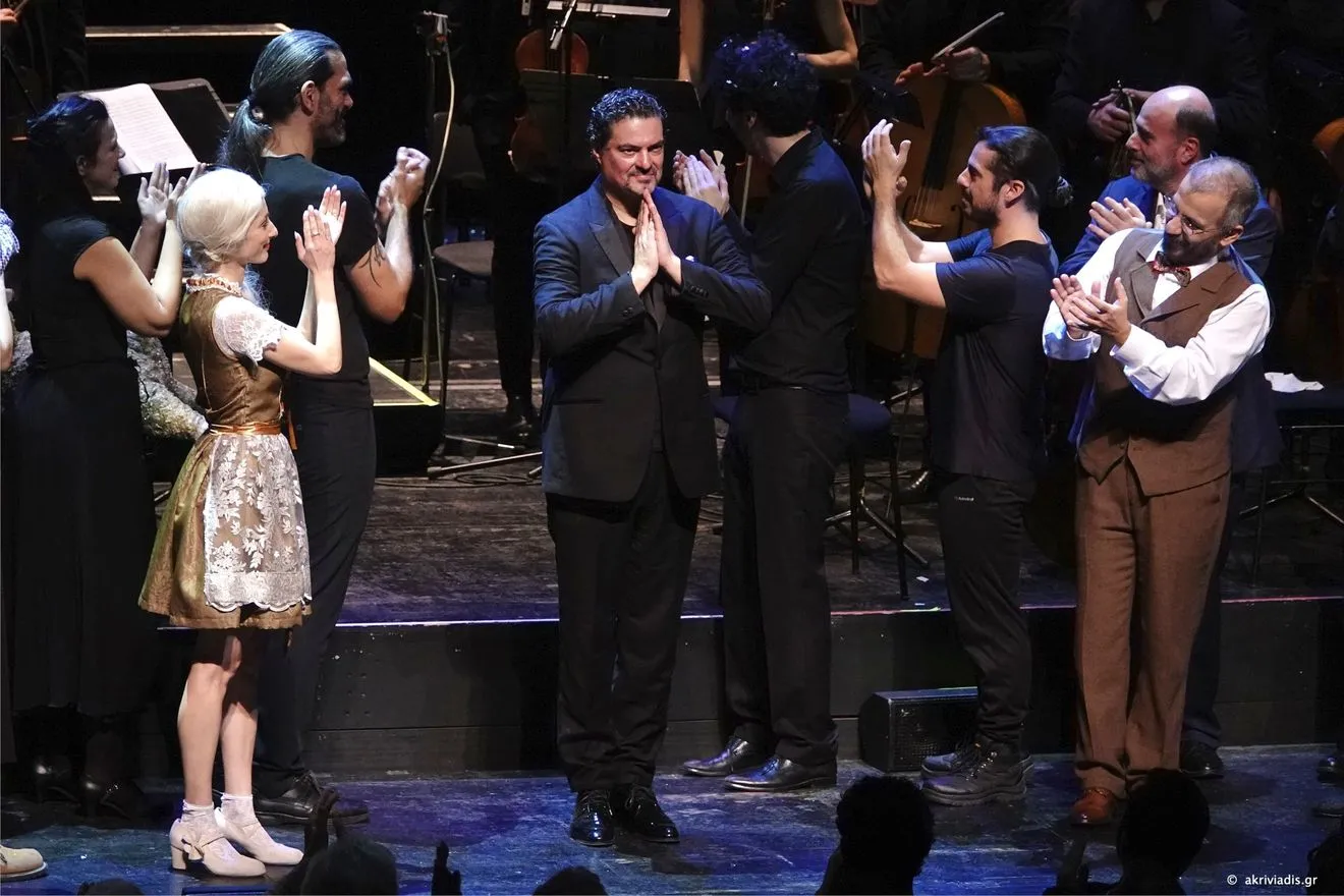 Ο Γιώργος Πέτρου “έβαλε φωτιά” στο Μέγαρο με το Candide του Bernstein