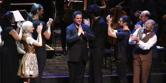 Ο Γιώργος Πέτρου “έβαλε φωτιά” στο Μέγαρο με το Candide του Bernstein