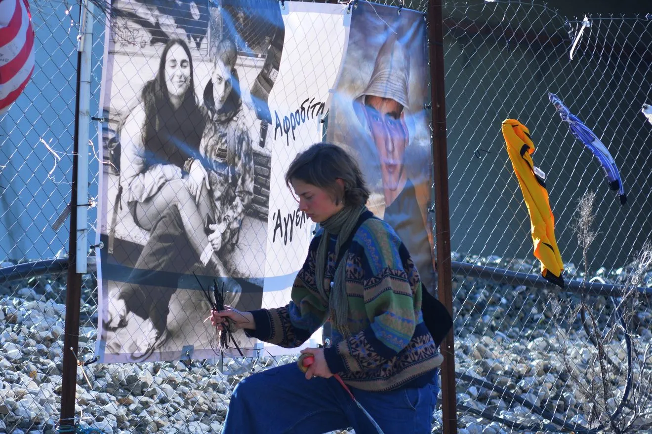 Φόρος τιμής στο σημείο της τραγωδίας των Τεμπών