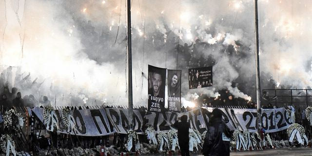 ΠΑΟΚ – Πανσερραϊκός: Συγκίνηση για τους νεκρούς οπαδούς – Δάκρυα, πυρσοί και λουλούδια στη Θύρα 4