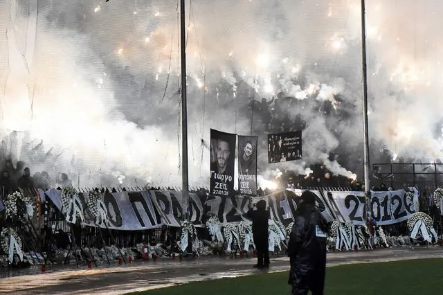 ΠΑΟΚ – Πανσερραϊκός: Συγκίνηση για τους νεκρούς οπαδούς – Δάκρυα, πυρσοί και λουλούδια στη Θύρα 4