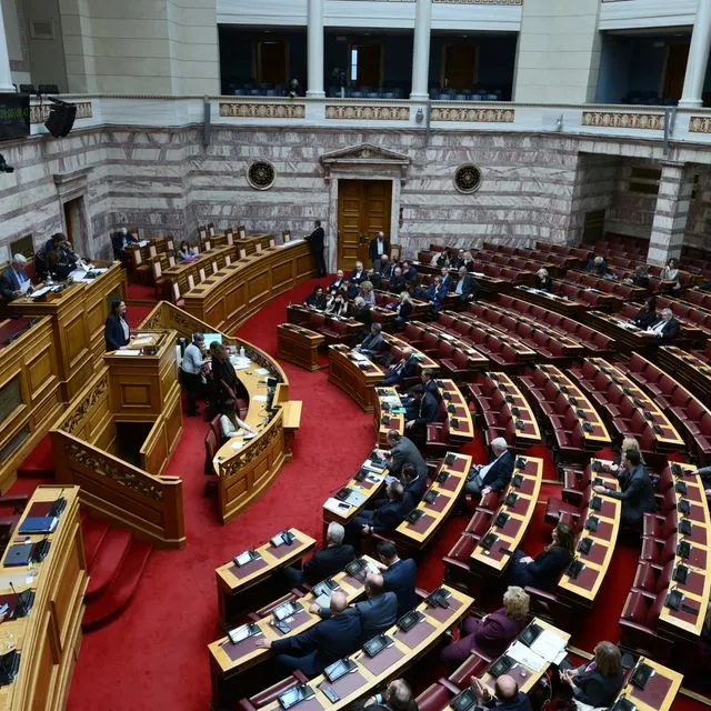 Με 158 “ναι” πέρασε το ν/σ για τις συλλογικές συμβάσεις