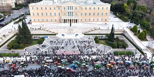Στο Σύνταγμα με τα τρακτέρ οι αγρότες – “Δεν πήραμε ποτέ τίποτα, μόνο κοροϊδία”
