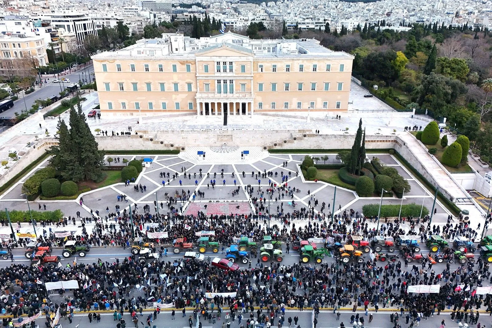 Στο Σύνταγμα με τα τρακτέρ οι αγρότες - Σε εξέλιξη το συλλαλητήριο έξω απ' τη Βουλή