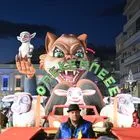 Σε καρναβαλικούς ρυθμούς η Πάτρα – Χιλιάδες στους δρόμους για τη νυχτερινή παρέλαση