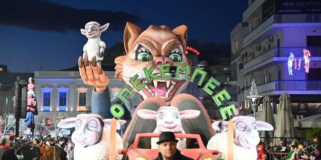 Σε καρναβαλικούς ρυθμούς η Πάτρα – Χιλιάδες στους δρόμους για τη νυχτερινή παρέλαση