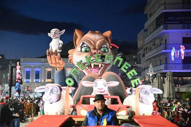 Σε καρναβαλικούς ρυθμούς η Πάτρα – Χιλιάδες στους δρόμους για τη νυχτερινή παρέλαση