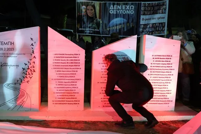 Τέμπη: Μνημείο για τα θύματα στον δήμο Καισαριανής – “Να βλέπουν και να σκέφτονται”