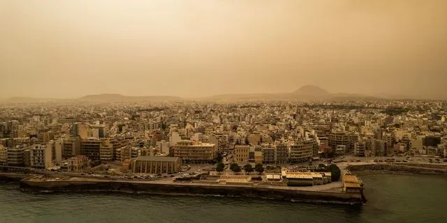 Ηράκλειο: Ακυρώθηκε η παρέλαση του Καστρινού Καρναβαλιού – Κλειστά σχολεία την Δευτέρα λόγω σκόνης