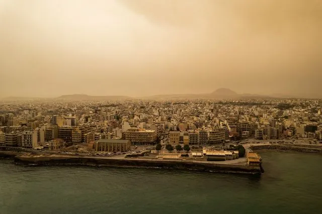 Ηράκλειο: Ακυρώθηκε η παρέλαση του Καστρινού Καρναβαλιού – Κλειστά σχολεία την Δευτέρα λόγω σκόνης