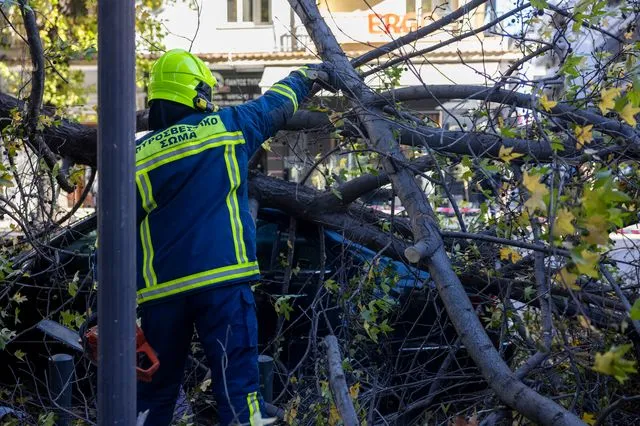 Θεσσαλονίκη: Προβλήματα στο αεροδρόμιο και πτώσεις δέντρων λόγω ισχυρών ανέμων