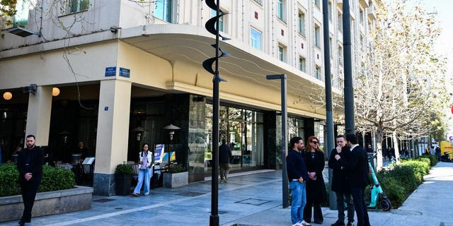 Το εμβληματικό έργο του Takis “Αιολικό” στην καρδιά της Αθήνας