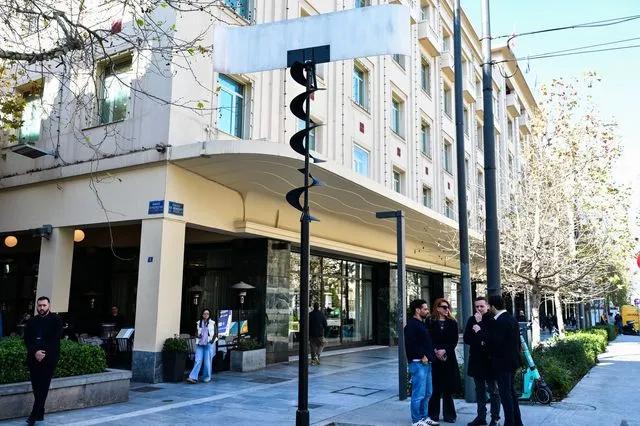 Το εμβληματικό έργο του Takis “Αιολικό” στην καρδιά της Αθήνας