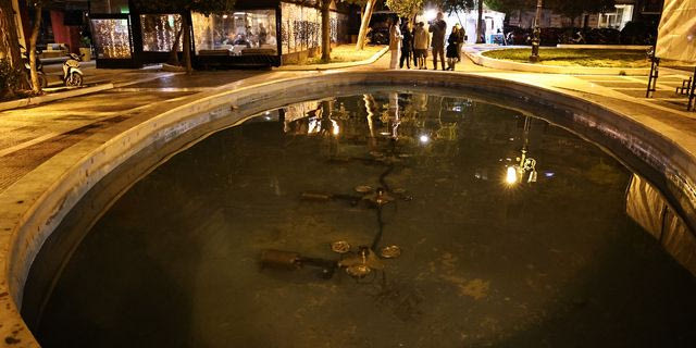 Καλλιθέα: Τα κρίσιμα λεπτά του εντοπισμού της 2χρονης – Παραπέτασμα έκρυβε την θέα στην πλατεία