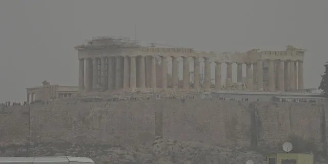 “Πνίγηκε” στην αφρικανική σκόνη η Αθήνα – Φωτογραφίες