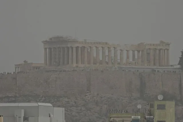 “Πνίγηκε” στην αφρικανική σκόνη η Αθήνα – Φωτογραφίες