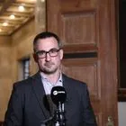 Χαρίτσης για τις φωτογραφίες με τους 200 της Καισαριανής: Ώρα να πιάσουμε ξανά το νήμα αυτής της προσπάθειας