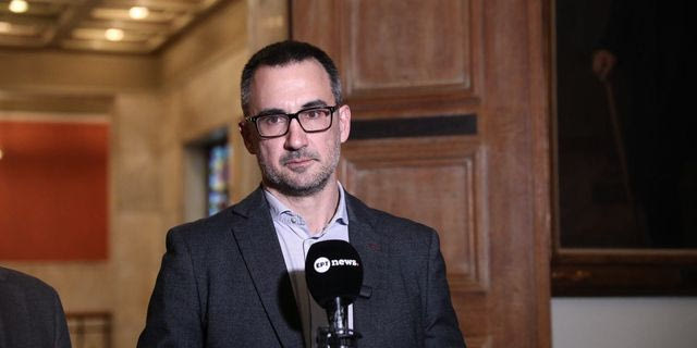 Χαρίτσης για τις φωτογραφίες με τους 200 της Καισαριανής: Ώρα να πιάσουμε ξανά το νήμα αυτής της προσπάθειας