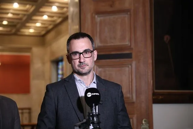 Χαρίτσης για τις φωτογραφίες με τους 200 της Καισαριανής: Ώρα να πιάσουμε ξανά το νήμα αυτής της προσπάθειας