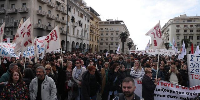 Τέμπη: Μεγάλη συγκέντρωση και πορεία στη Θεσσαλονίκη – Βίντεο