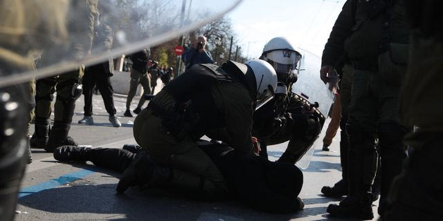 Η στιγμή των επεισοδίων Σύνταγμα μετά το συλλαλητήριο για τα Τέμπη – Βίντεο