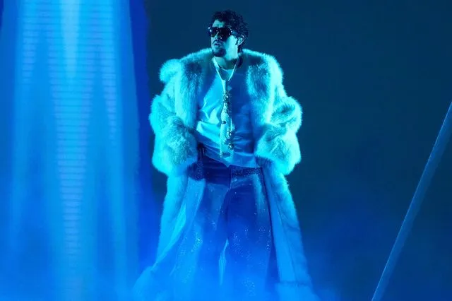 Γιατί έχει τόσο σουξέ ο Bad Bunny;