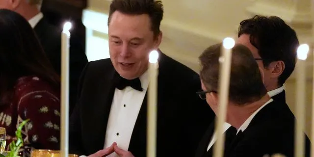 O Elon Musk με επιχειρηματίες
