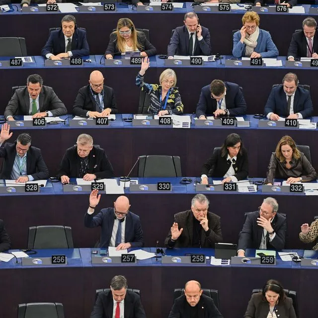 Προς αναστολή η εμπορική συμφωνία ΕΕ – ΗΠΑ εν μέσω “δασμολογικού χάους”