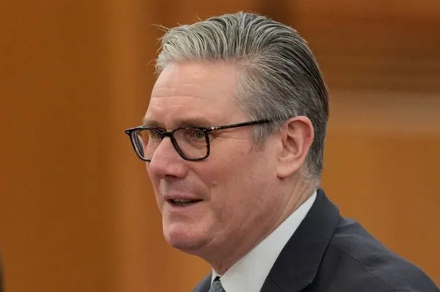 Στάρμερ: Δεν εξετάζει το ενδεχόμενο παραίτησης – Μη βιώσιμη η θέση του λέει ο Μπέιντενοκ