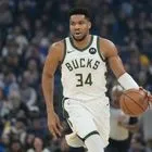 Αντετοκούνμπο: “Ήθελα να επιστρέψω στο παιχνίδι, αλλά μού είπαν ότι δεν αξίζει”