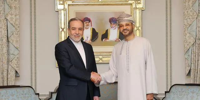 ο Ιρανός Υπουργός Εξωτερικών Αμπάς Αραγκίχι, αριστερά, σφίγγει το χέρι του ομολόγου του από το Ομάν, Σαγίντ Μπντρ Αλμπουσαΐντι, κατά τη διάρκεια της συνάντησής τους πριν από τις διαπραγματεύσεις μεταξύ του Ιράν και των ΗΠΑ, στη Μουσκάτ του Ομάν, την Παρασκευή, 6 Φεβρουαρίου 2026.