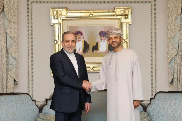ο Ιρανός Υπουργός Εξωτερικών Αμπάς Αραγκίχι, αριστερά, σφίγγει το χέρι του ομολόγου του από το Ομάν, Σαγίντ Μπντρ Αλμπουσαΐντι, κατά τη διάρκεια της συνάντησής τους πριν από τις διαπραγματεύσεις μεταξύ του Ιράν και των ΗΠΑ, στη Μουσκάτ του Ομάν, την Παρασκευή, 6 Φεβρουαρίου 2026.