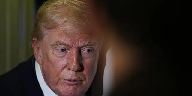 Το “δίκοπο μαχαίρι” του φλερτ με Τραμπ