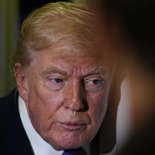 Το “δίκοπο μαχαίρι” του φλερτ με Τραμπ