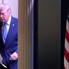 Ο Τραμπ αυξάνει στο 15% τους δασμούς σε όλες τις εισαγωγές παγκοσμίως