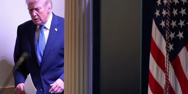 Ο Τραμπ αυξάνει στο 15% τους δασμούς σε όλες τις εισαγωγές παγκοσμίως